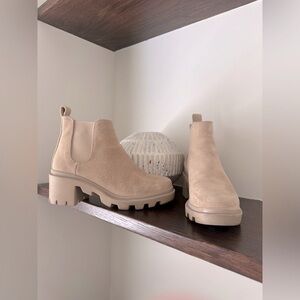 Almost New Steve Madden Tan Suede Chelsea Ankle Boots